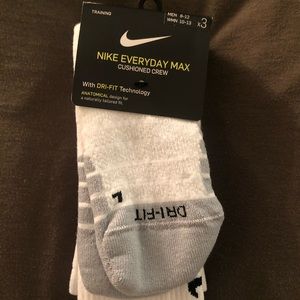 Nike everyday max cushioned crew socks size L